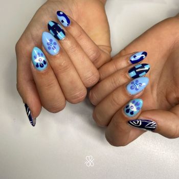 Manicura semipermanente con diseño en tonos azules💙¡Perfecta para alegrar estos días de primave (1)