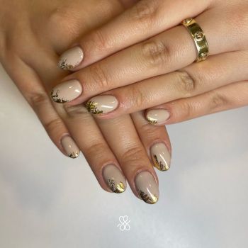 Uñas acrílicas con foil dorado 💅🏻¿Os encantan tanto como a nosotras#laesteticaconsilvia #manic